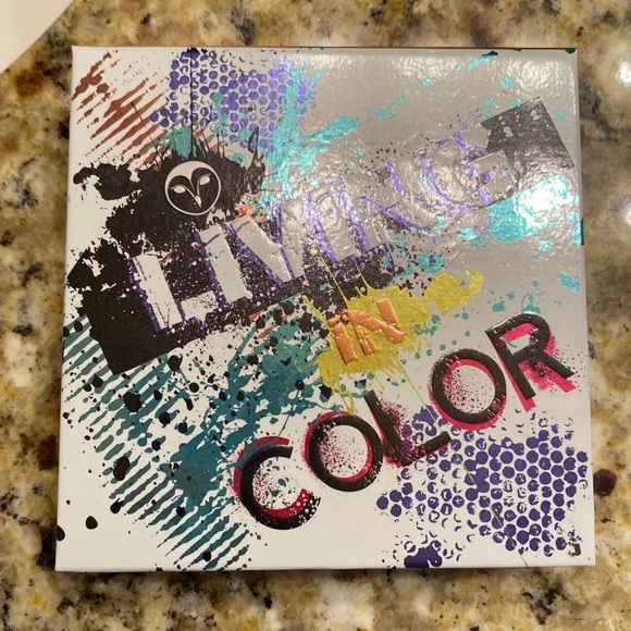 Hank & Henry Living in Color Eyeshadow Pallette - Picture 1 of 4